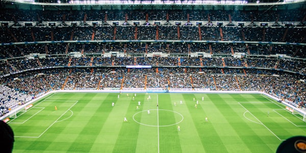 足球运动员在训练场上练习射门技术